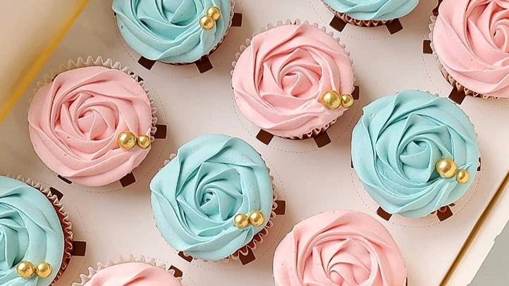 Gender reveal cup cakes