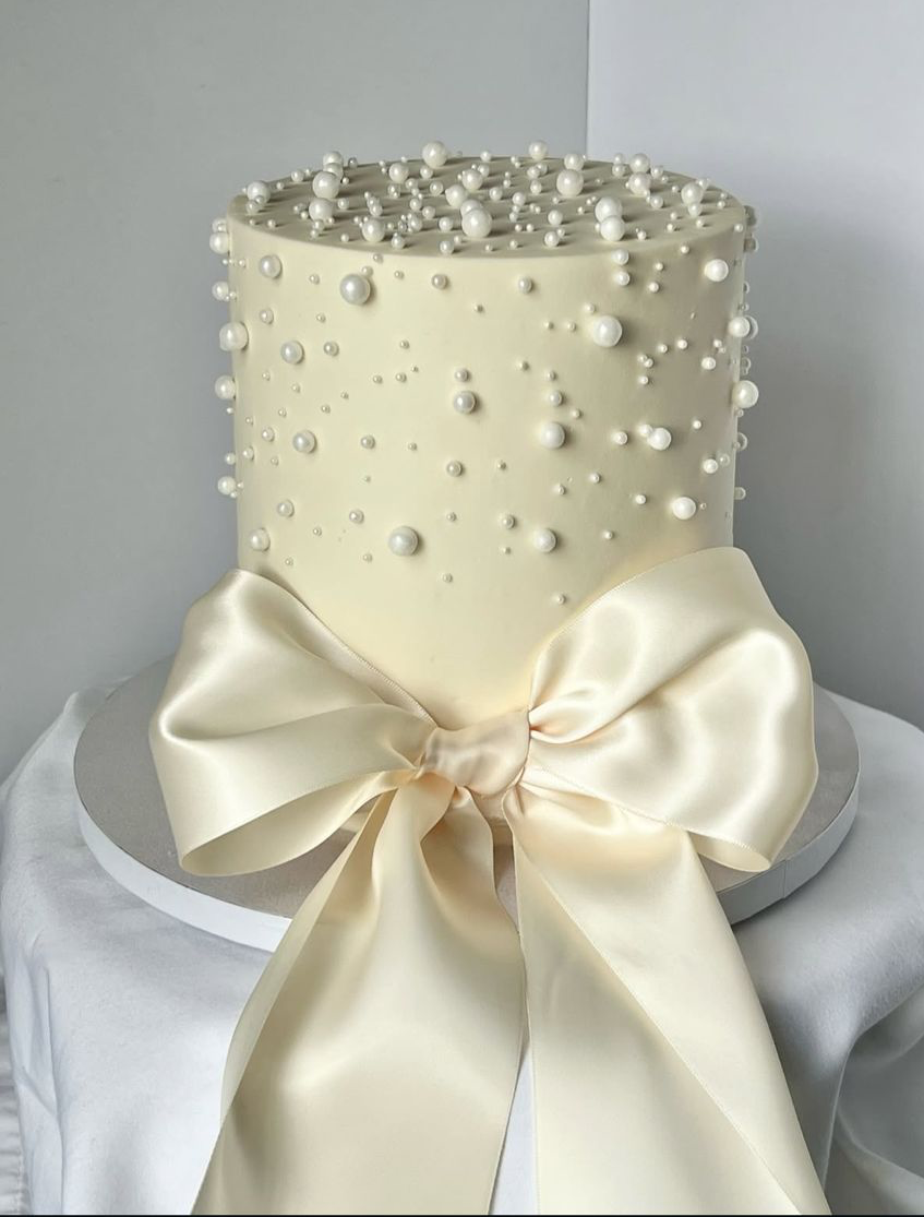 Elegant bow cake
